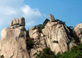 높이는 836m, 주봉(主峰)은 문수봉(732m)이며. 북한산(北漢山)과 함께 서울시 북부와 경기도 고양시의