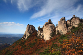 높이는 739.5m이며, 주봉(主峰)은 자운봉이다. 북한산(北漢山)과 함께 북한산국립공원에 포함되어 있으며,